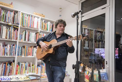 Concert d'Invisible Harvey a la llibreria Atzavara de Barcelona 